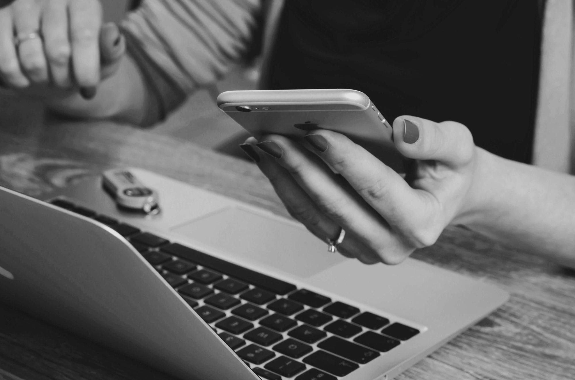 luxem werk - digitales marketing Frau arbeitet am Handy