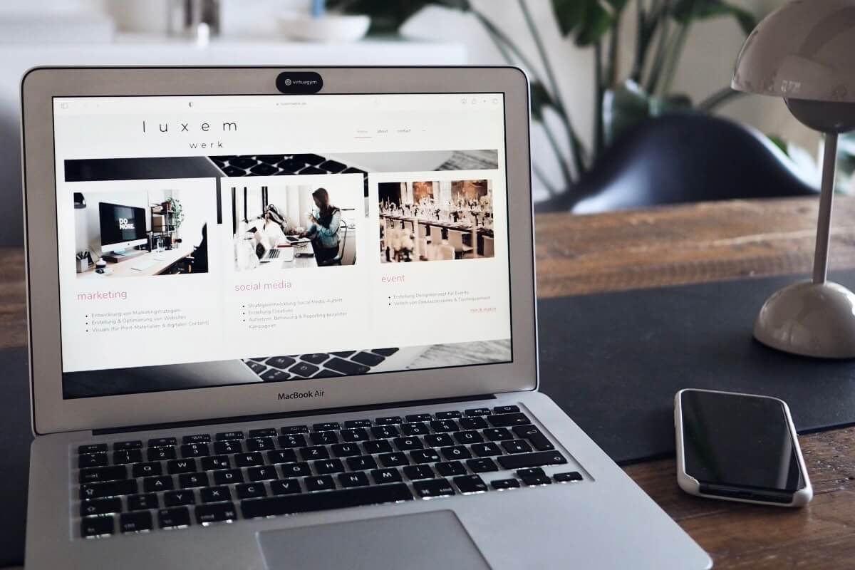 luxem werk - marketing Mit Laptop eingerichteter Arbeitsplatz